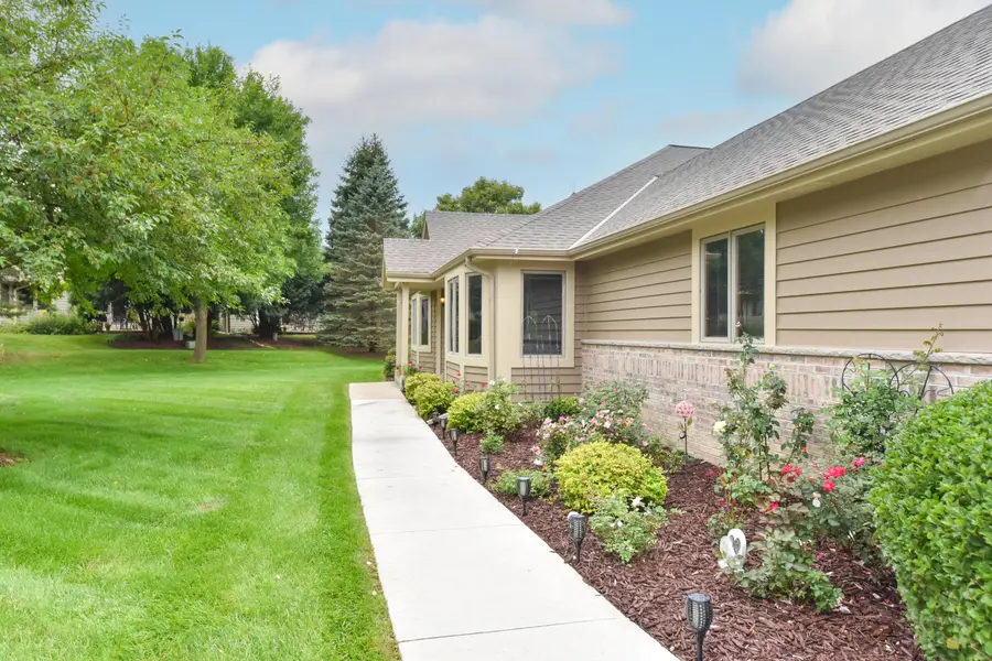 N21W24347 Deer Park Ct, Pewaukee, WI 53072 - #3