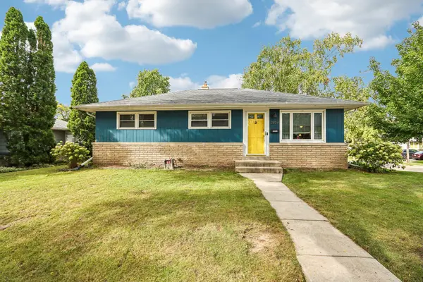 2859 S 96th St, West Allis, WI 53227