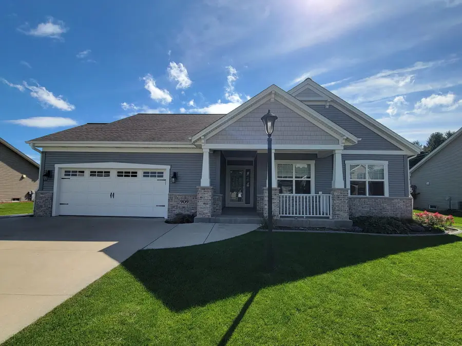 909 Meadowgate Dr, Waterford, WI 53185 - #2