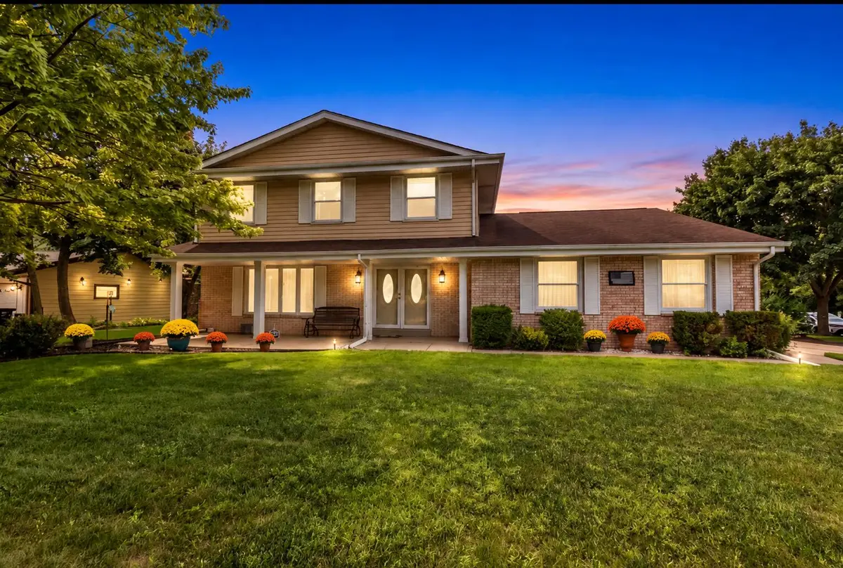 9301 S Sherwood Dr, Franklin, WI 53132 - #1