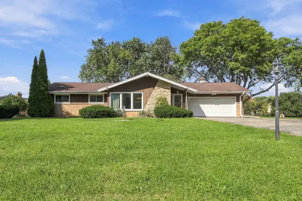 3735 San Fernando Dr, Brookfield, WI 53045