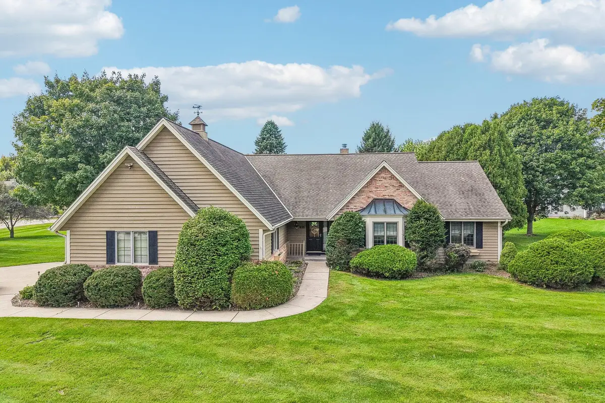 435 Nickelby Ct, Delafield, WI 53018 - #1
