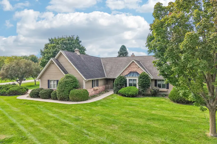 435 Nickelby Ct, Delafield, WI 53018 - #2