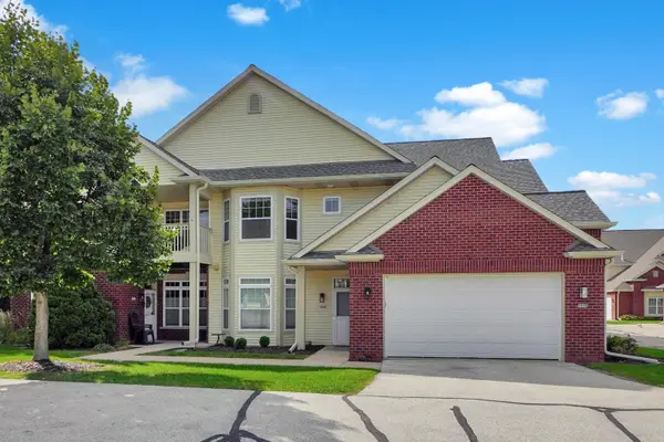 586 Grandview Ct, Pewaukee, WI 53072