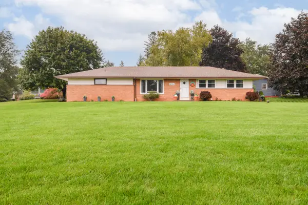 18550 Brookridge Dr, Brookfield, WI 53045