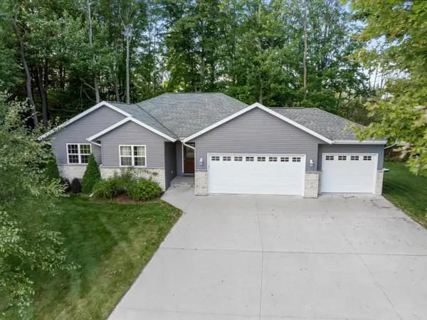 3318 Cimarron Ct, Manitowoc, WI 54220