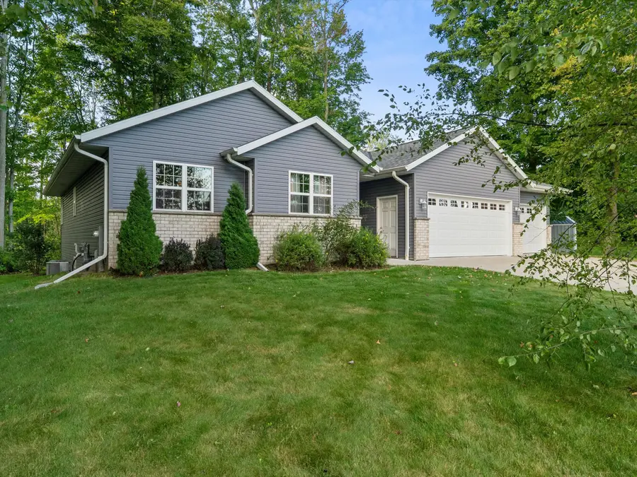 3318 Cimarron Ct, Manitowoc, WI 54220 - #2