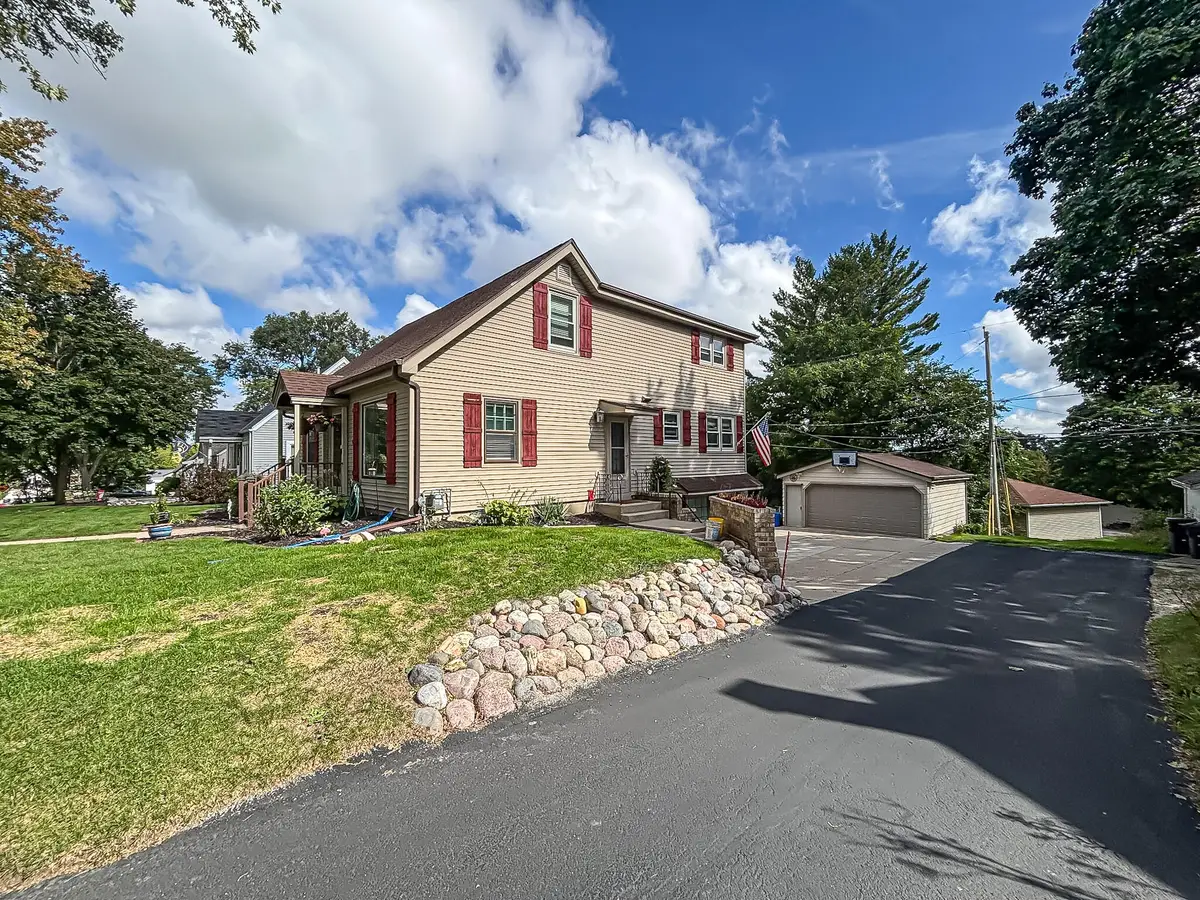 W164N8586 Hiawatha Ave, Menomonee Falls, WI 53051 - #1
