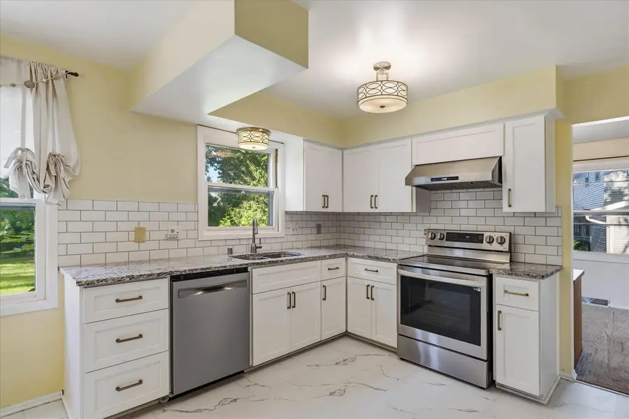 11145 N Riverland Ct, Mequon, WI 53092 - #3