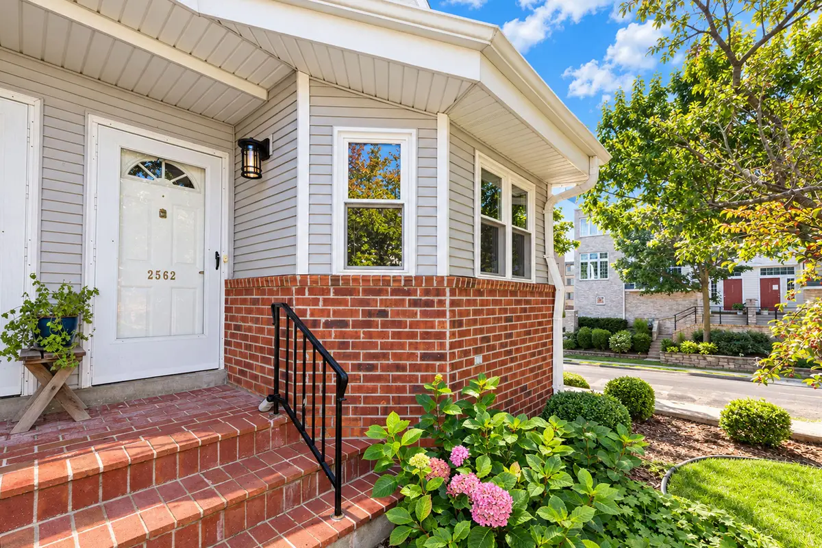2562 N Farwell Ave, Milwaukee, WI 53211 - #1