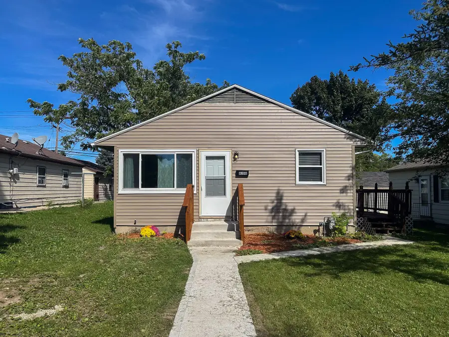 8208 W Keefe Ave, Milwaukee, WI 53222 - #2