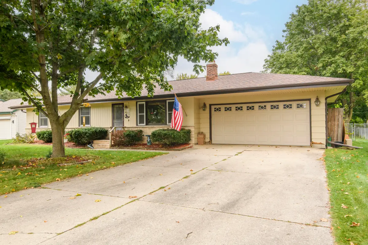 304 Park Ave, Eagle, WI 53119 - #1
