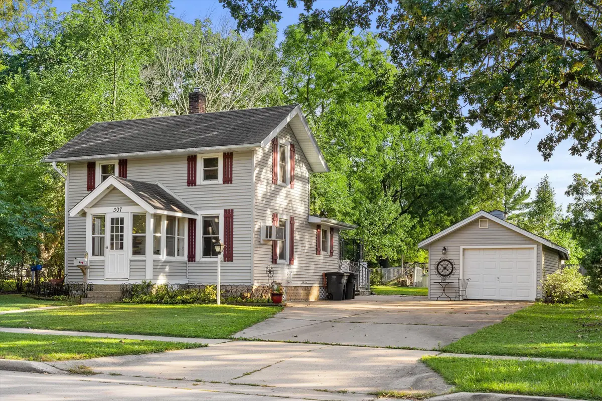 307 Lincoln Ave, Mukwonago, WI 53149 - #1