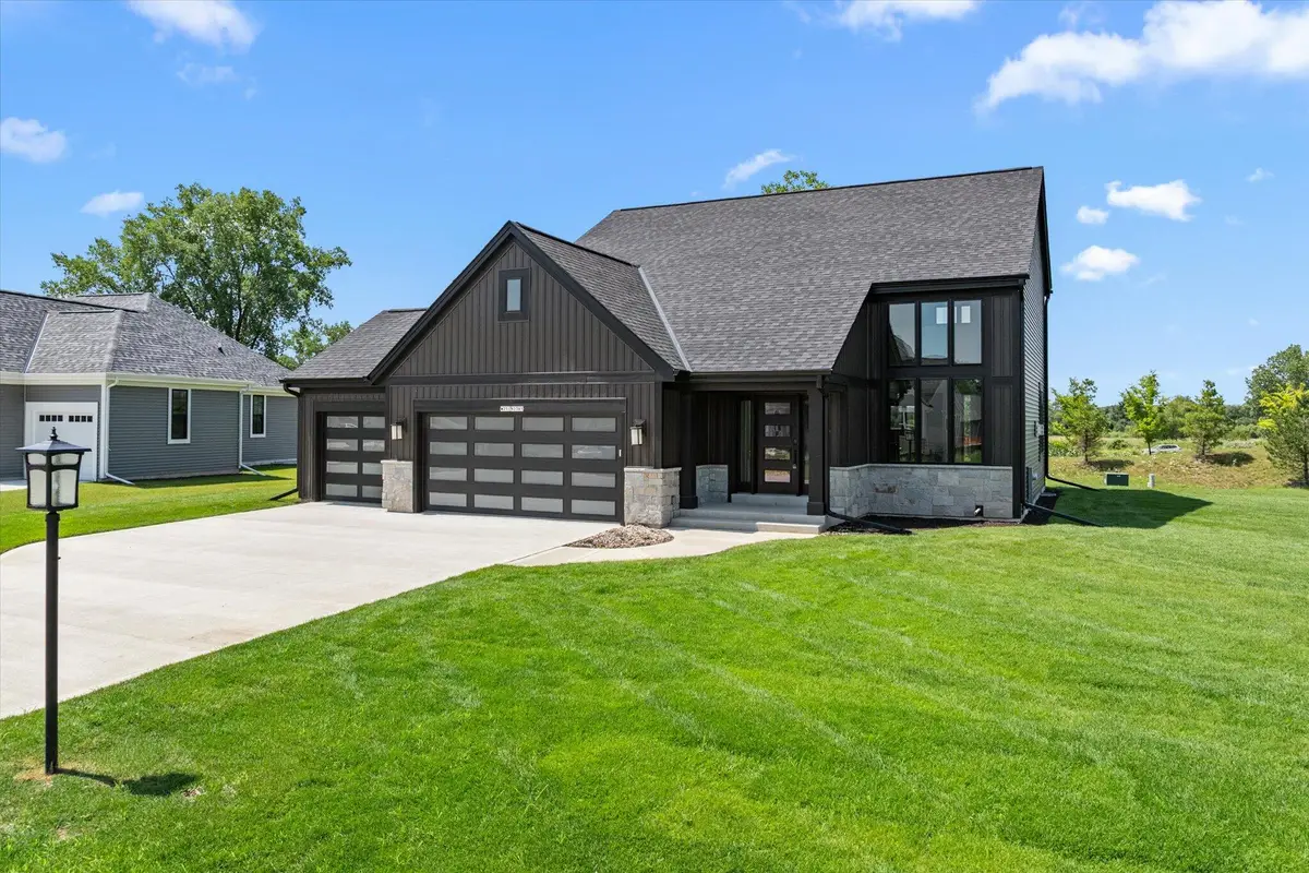 W251N2385 Valleyview Cir, Pewaukee, WI 53072 - #1