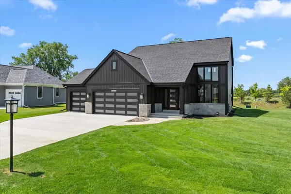 W251N2385 Valleyview Cir, Pewaukee, WI 53072