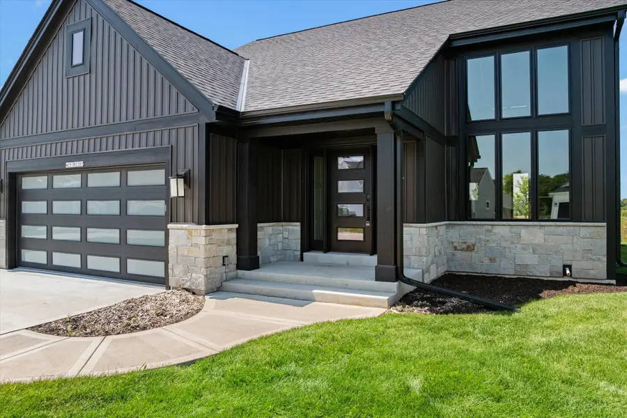 W251N2385 Valleyview Cir, Pewaukee, WI 53072 - #2