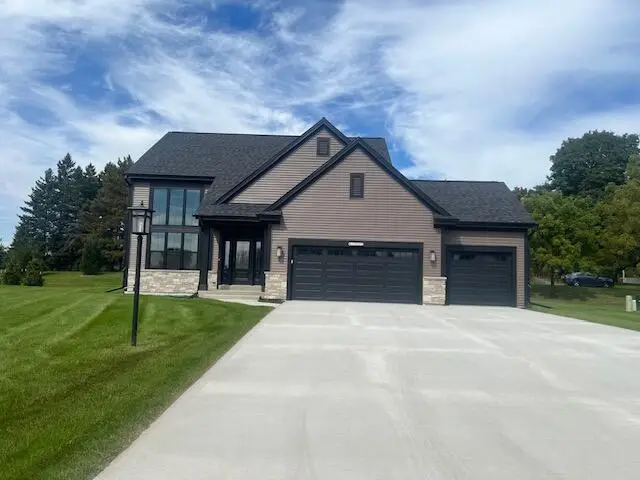 W251N2459 Valleyview Cir, Pewaukee, WI 53072 - #1