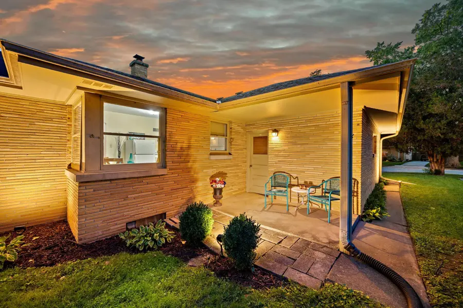 10541 W Woodward Ave, Wauwatosa, WI 53222 - #2