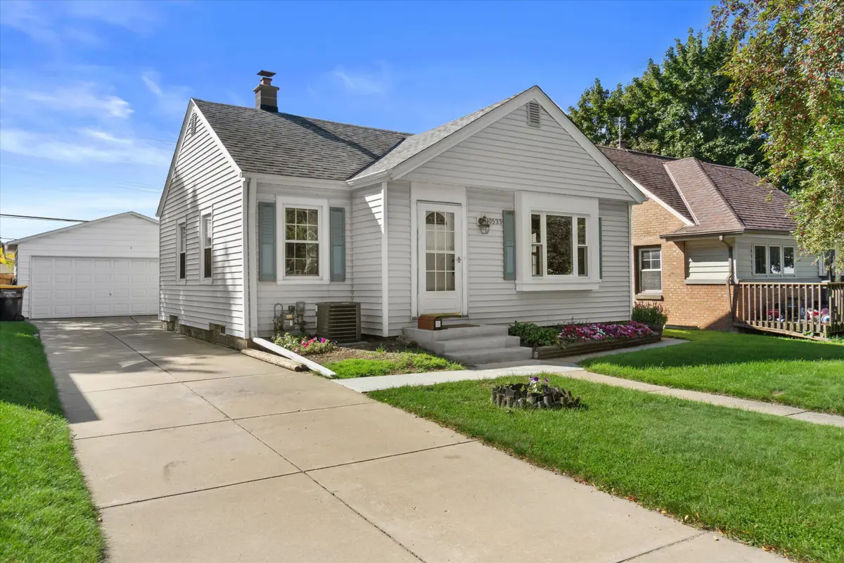 10533 W Everett Cir, West Allis, WI 53214 - #1