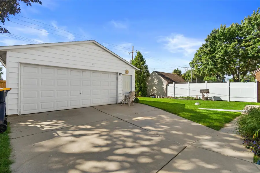 10533 W Everett Cir, West Allis, WI 53214 - #3