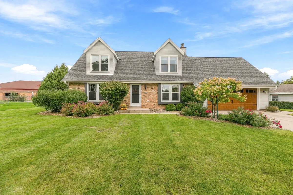 8046 W Imperial Dr, Franklin, WI 53132 - #1