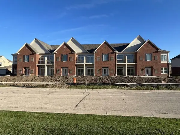 2380 W Colonial Woods Dr, Oak Creek, WI 53154