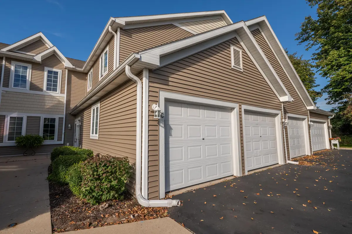 772 Bridlewood Dr, Hartford, WI 53027 - #1