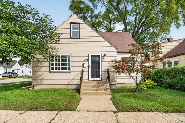 1528 76th St, Kenosha, WI 53143