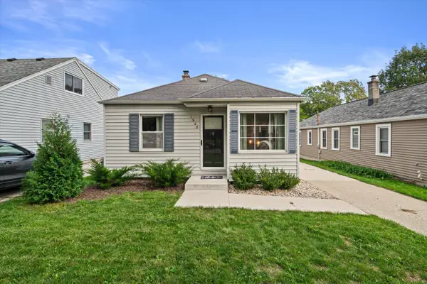 1908 N 118th St, Wauwatosa, WI 53226