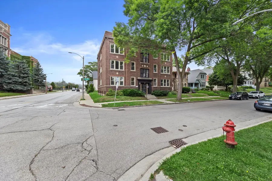 2905 N Bartlett Ave, Milwaukee, WI 53211 - #2