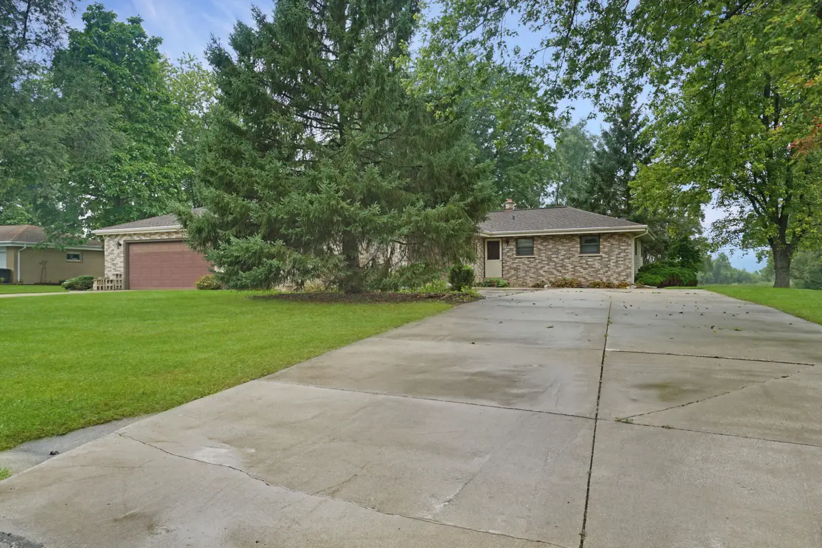 W183N5895 Spruce Ln, Menomonee Falls, WI 53051 - #1