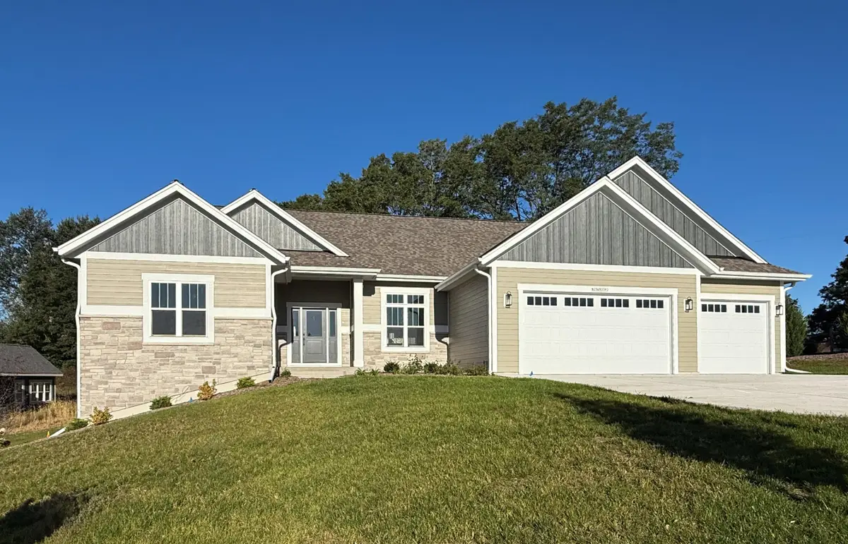 W254N5593 Crescent Hill Dr, Sussex, WI 53089 - #1