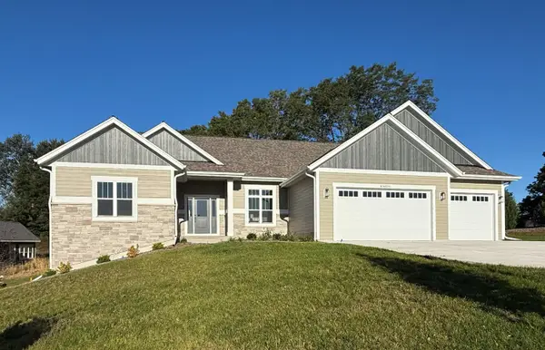 W254N5593 Crescent Hill Dr, Sussex, WI 53089