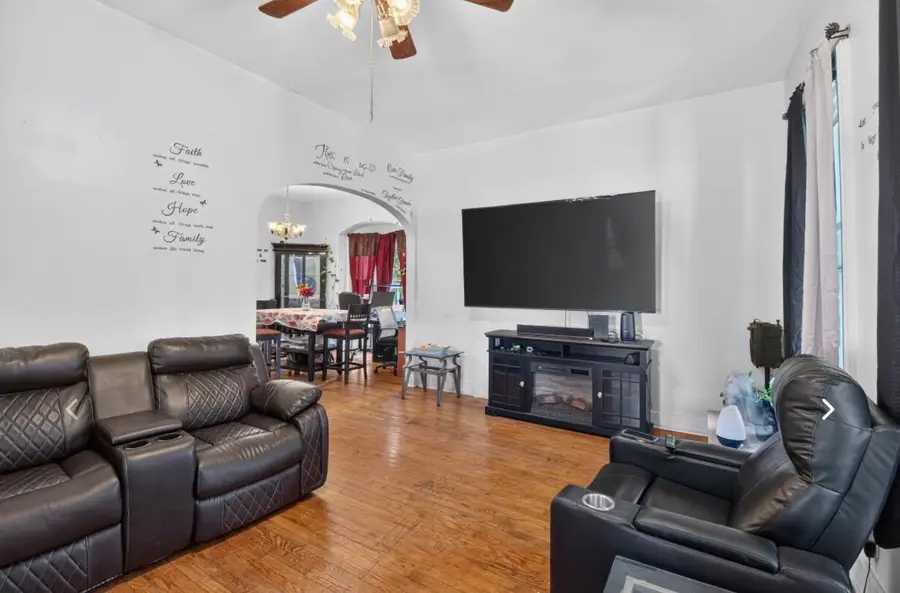 527 N Memorial Dr, Racine, WI 53404 - #3