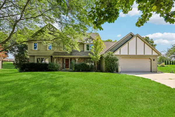 7586 Francis Ct E, Franklin, WI 53132