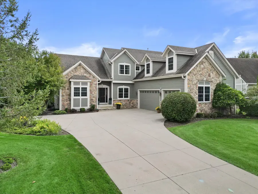 W243N2710 Creekside Ct, Pewaukee, WI 53072 - #2