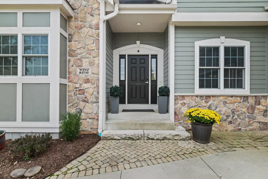 W243N2710 Creekside Ct, Pewaukee, WI 53072 - #3