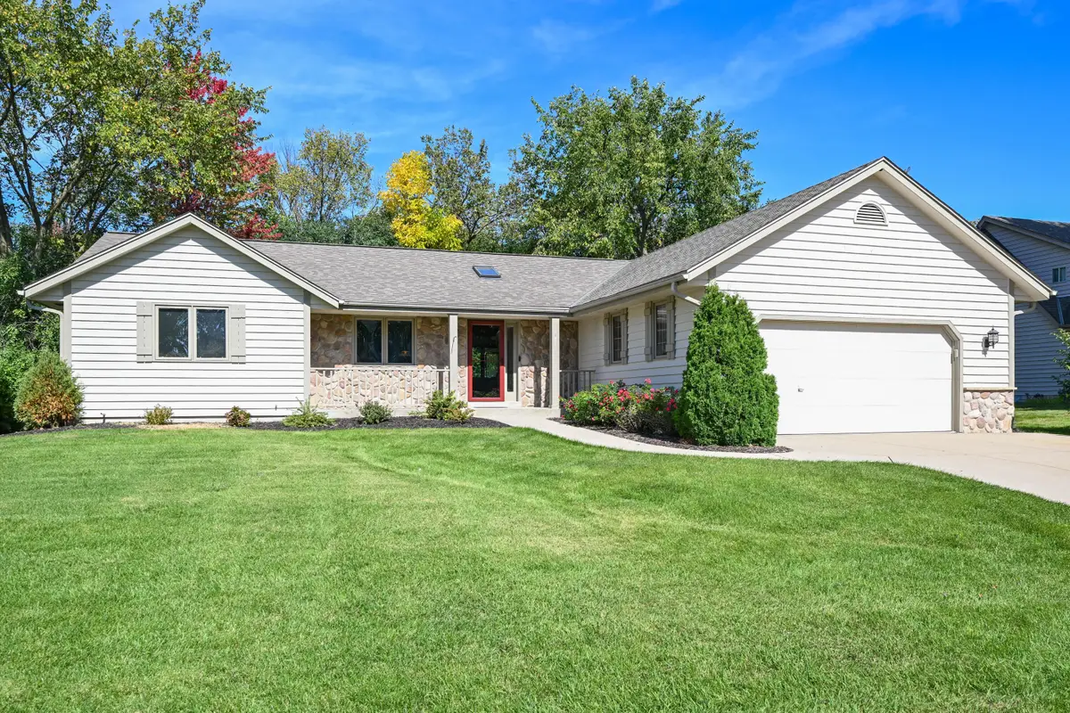 N52W14406 Thornhill Dr, Menomonee Falls, WI 53051 - #1