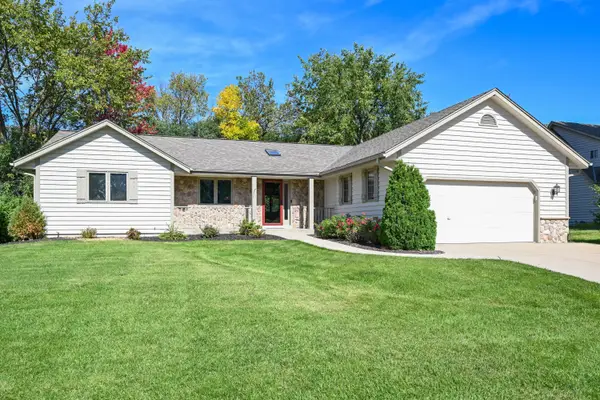 N52W14406 Thornhill Dr, Menomonee Falls, WI 53051