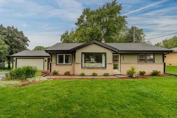3841 S Sunny Ridge Ln, New Berlin, WI 53151
