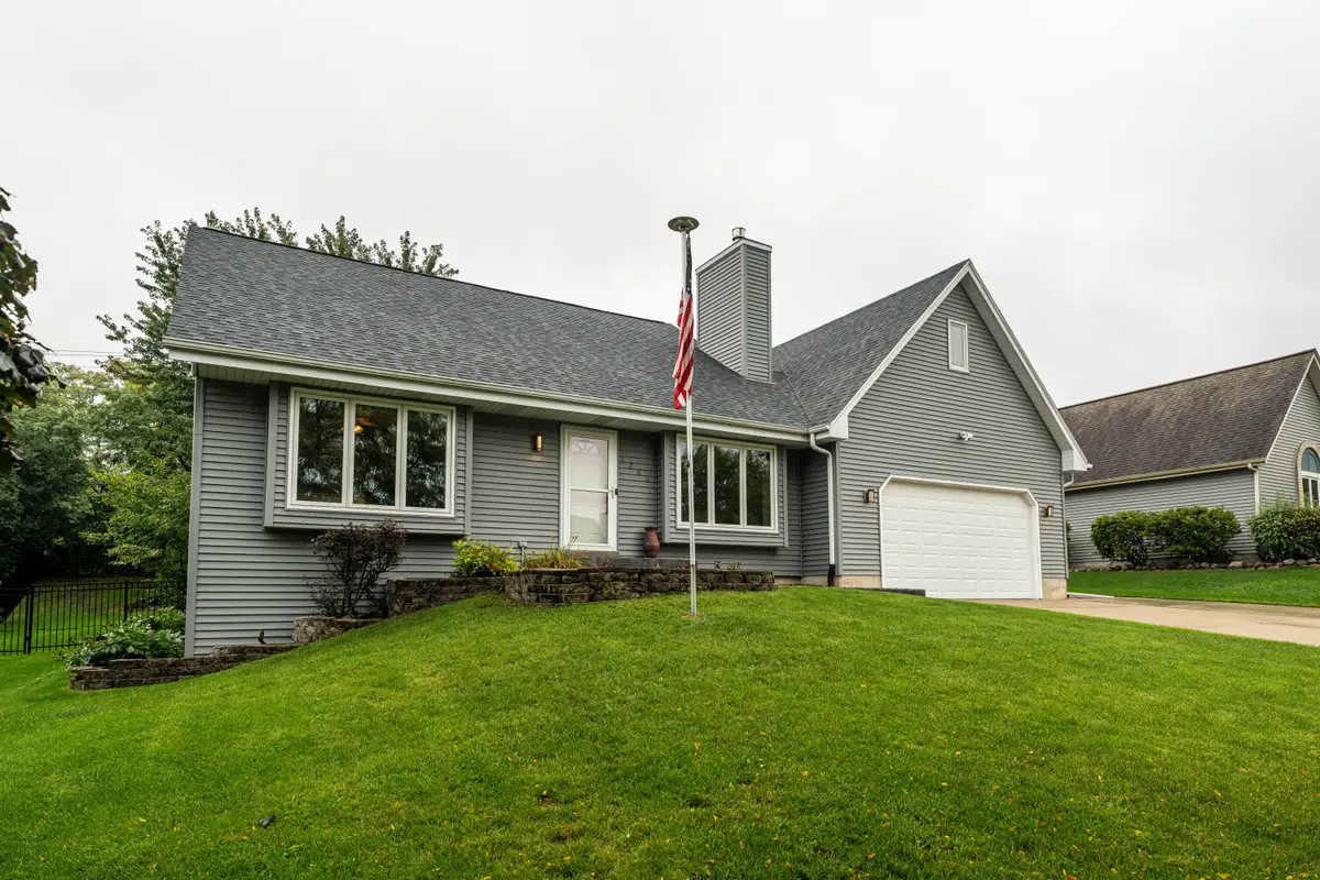 7244 S Dover Hill Ct, Franklin, WI 53132 - #1