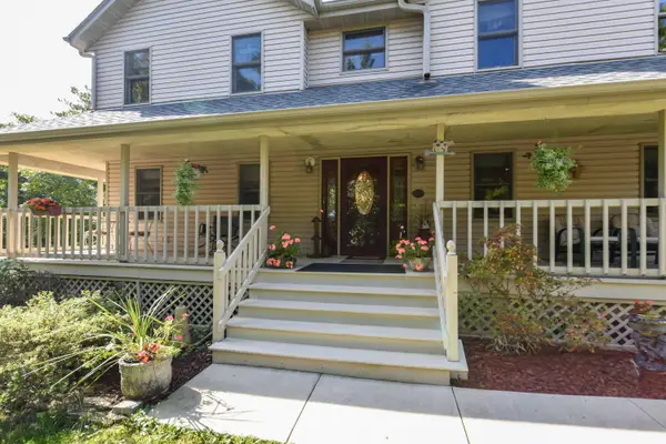 S86W30445 Stonegate Dr, Mukwonago, WI 53149