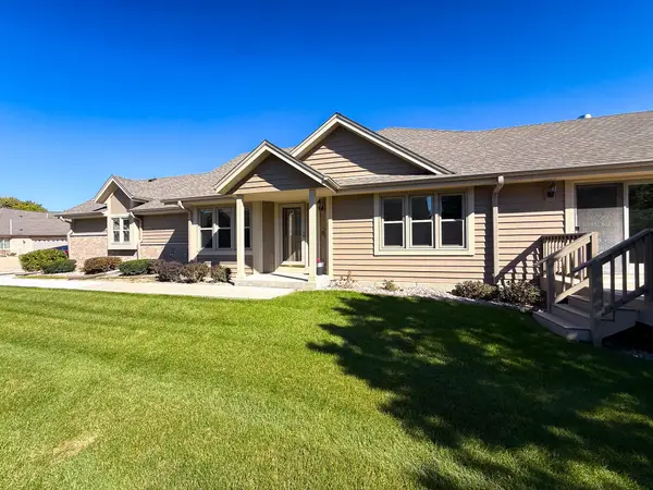 N21W24303 E Parkway Meadow Cir, Pewaukee, WI 53072
