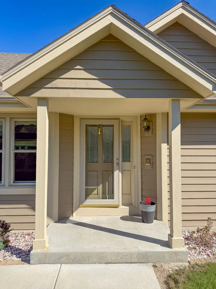 N21W24303 E Parkway Meadow Cir, Pewaukee, WI 53072 - #2