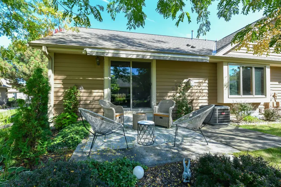 N24W24045 Brandon Oaks Dr, Pewaukee, WI 53072 - #2