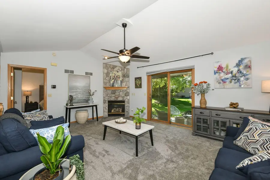N24W24045 Brandon Oaks Dr, Pewaukee, WI 53072 - #3