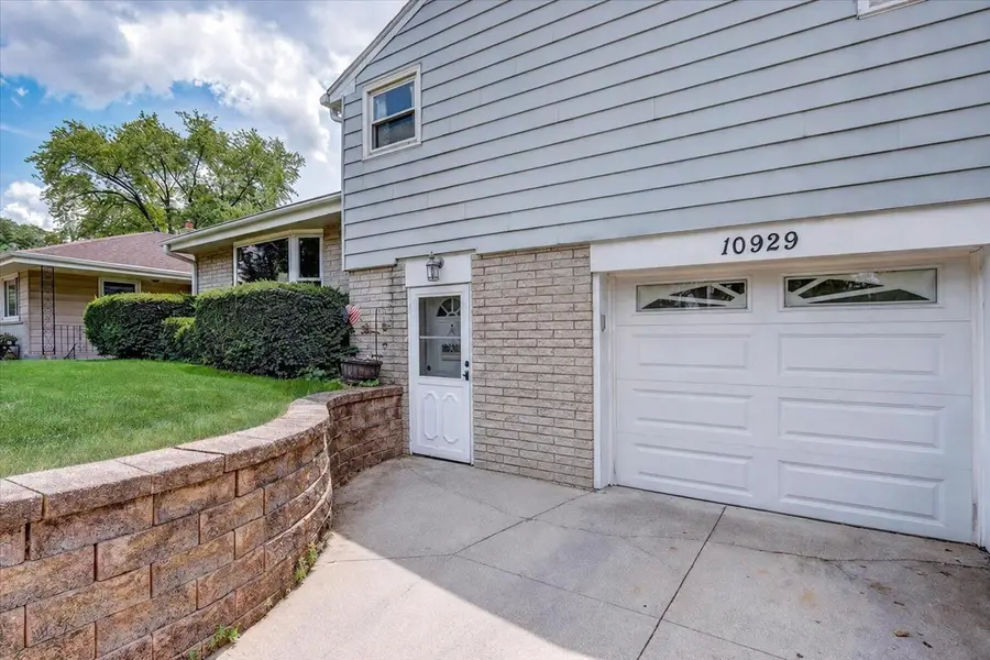 10929 W Harvard Ln, Wauwatosa, WI 53226 - #2