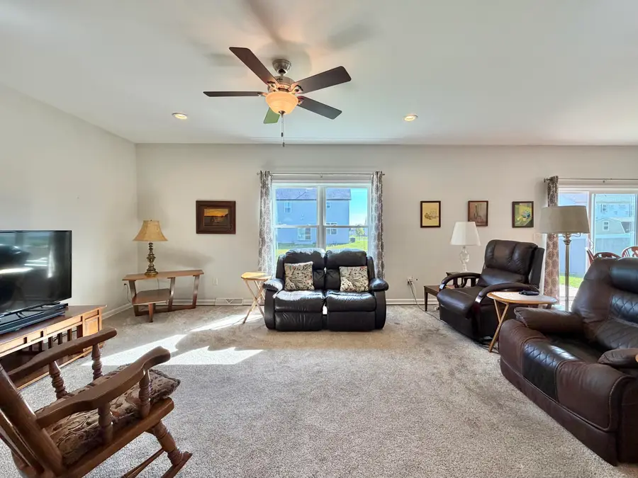219 Autumn Dr, Delavan, WI 53115 - #3