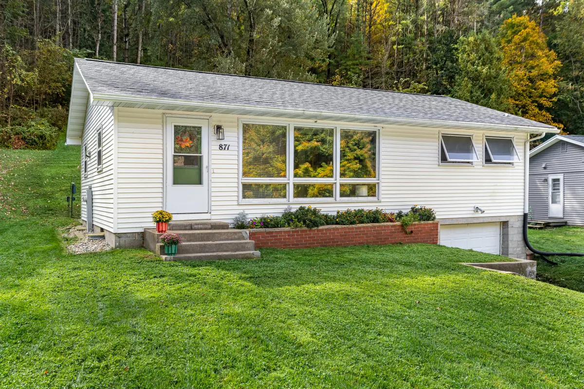 871 Valley View Dr, Richland Center, WI 53581 - #1