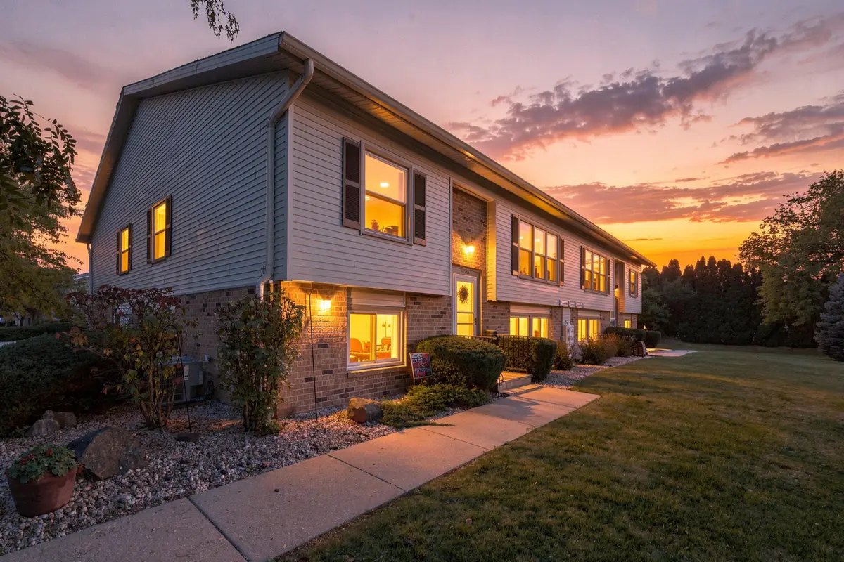 10248 W Parkedge Cir, Franklin, WI 53132 - #1